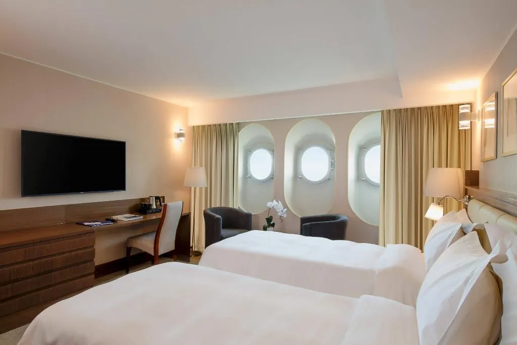 DOUBLE SUPERIOR Room, Queen Elizabeth 2, Dubai