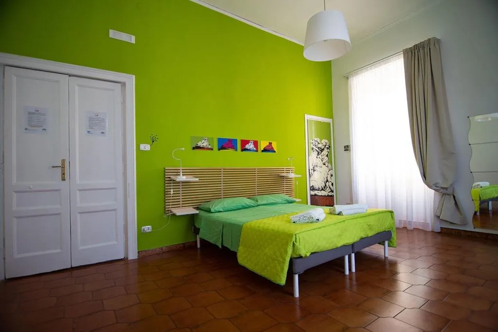 Room, B&B Tarumbò, Naples