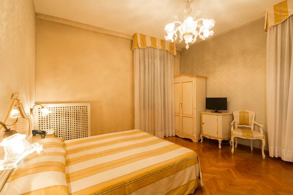 TRIPLE CLASSIC Room, Palazzo Guardi, Venice