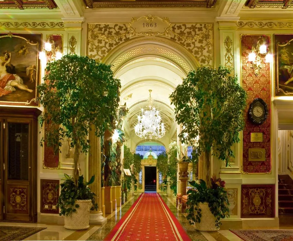 Lobby, Des Iles Borromees, Milan