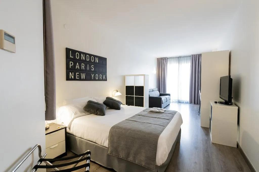 TRIPLE STANDARD Room, Aparthotel Atenea Calabria, Barcelona