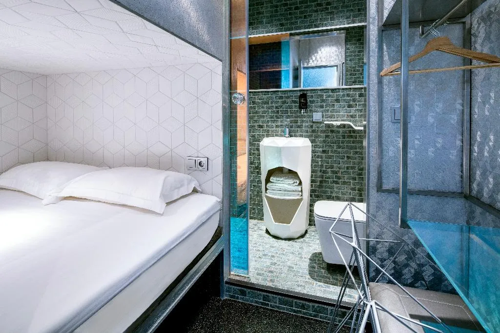 DOUBLE STANDARD Room, Diamond Capsule Hotel Amsterdam South, Amsterdam