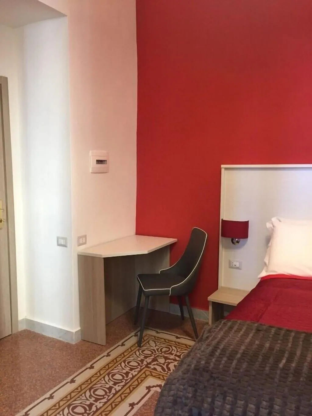 Room, B&B Napolimilionaria, Naples