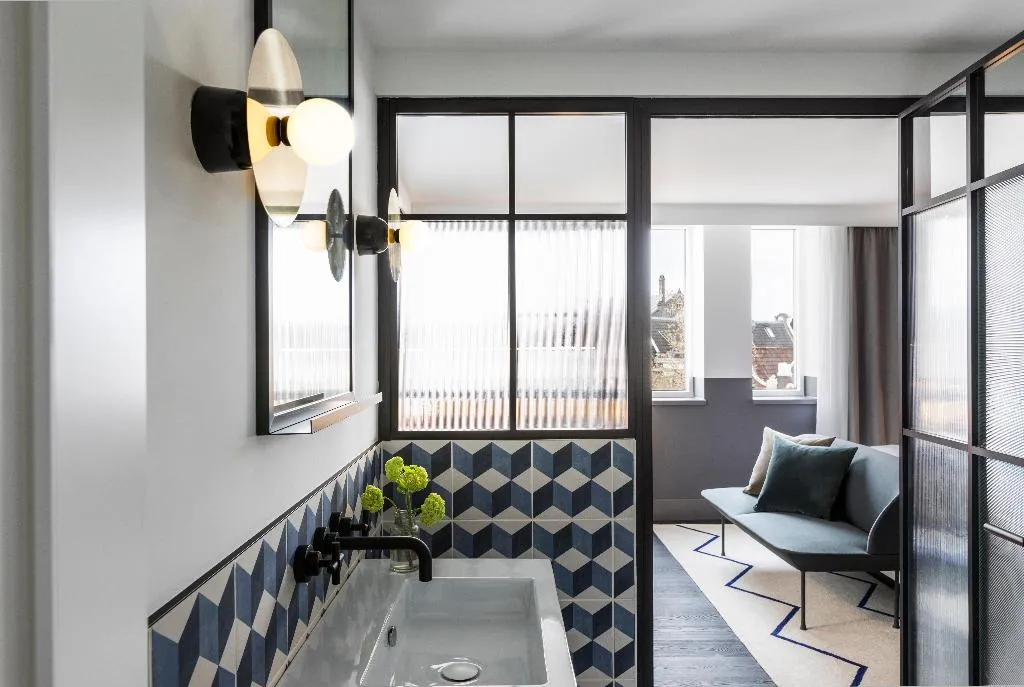 DOUBLE PREMIUM KING BED Room, Kimpton De Witt Amsterdam, Amsterdam