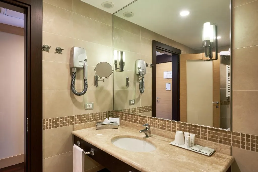 JUNIOR SUITE STANDARD Room, Unahotels Varese, Milan