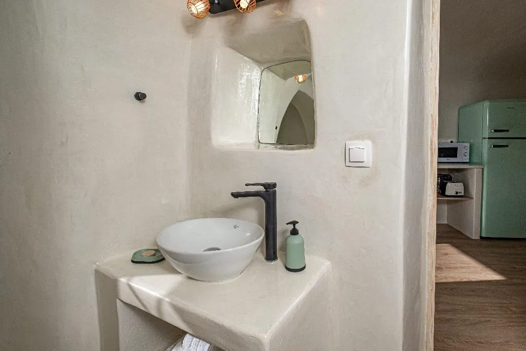 APARTMENT ONE BEDROOM ONE BATHROOM Room, White Orchid Cave House & Studio, Santorini