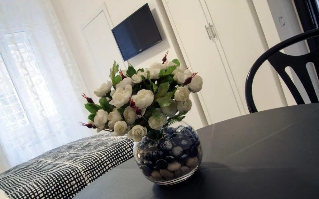 Room, Home Gallery 101, Naples