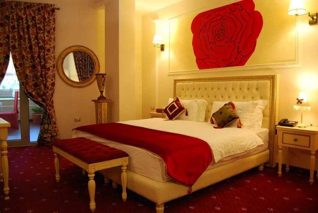 Room, 2 Kitarrat, Durres