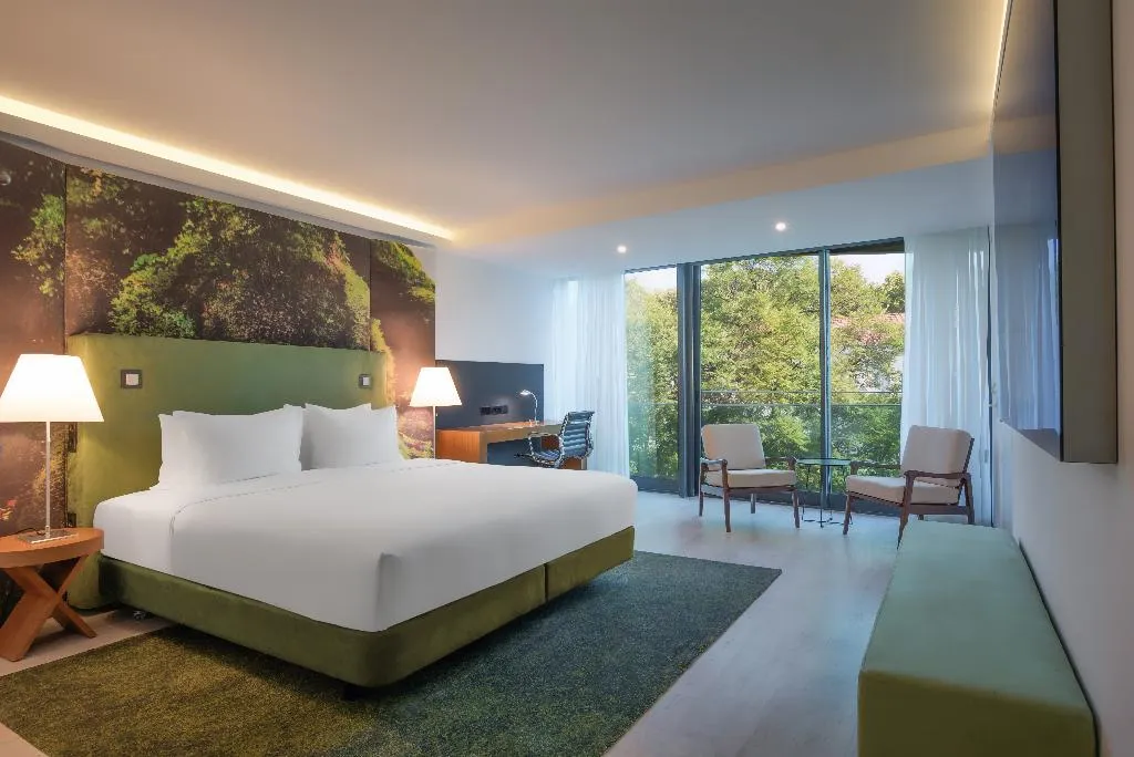 FAMILY ROOM KING SIZE BED Room, Doubletree by Hilton Lisbon - Fontana Park, Lisbon