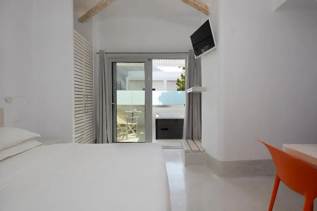 Room DELUXE WITH JACUZZI Room, Kouros Village, Santorini