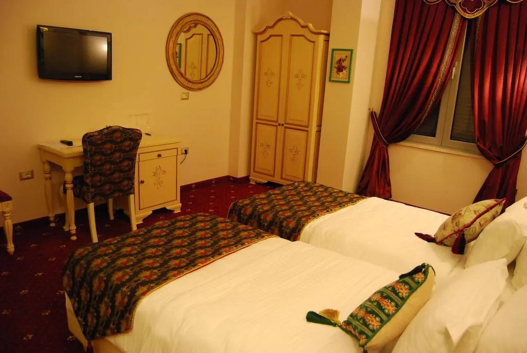 Room, 2 Kitarrat, Durres