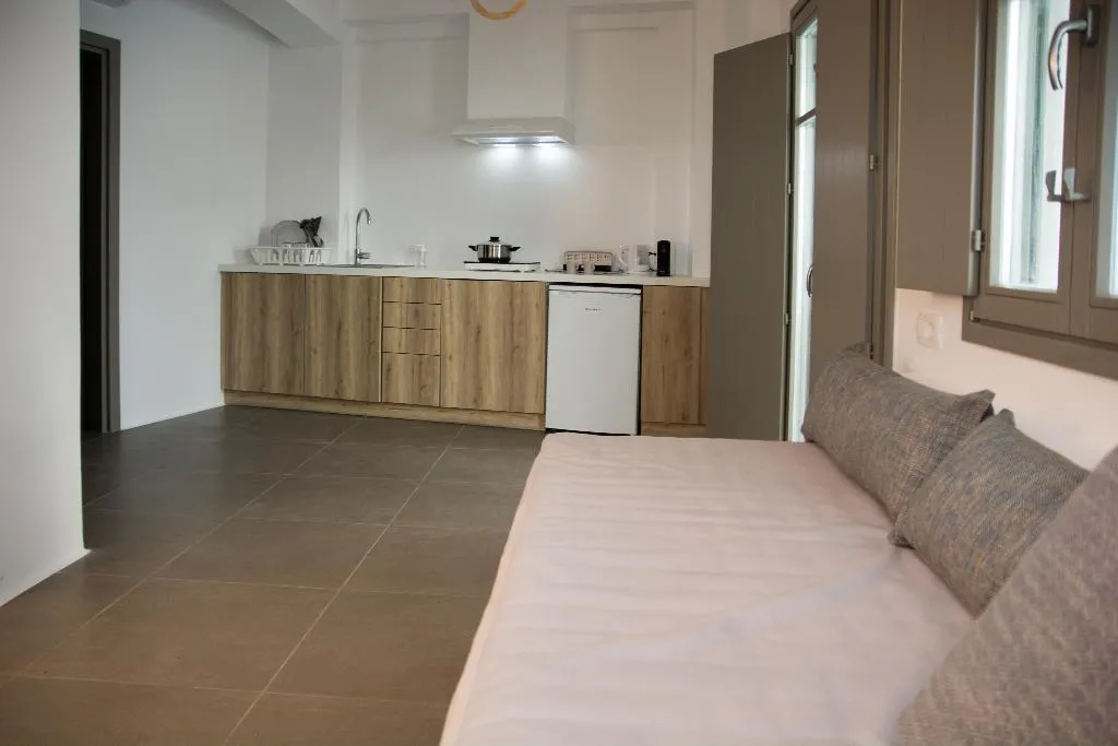 SUITE WITH JACUZZI Room, Amphitrite Suites Santorini, Santorini