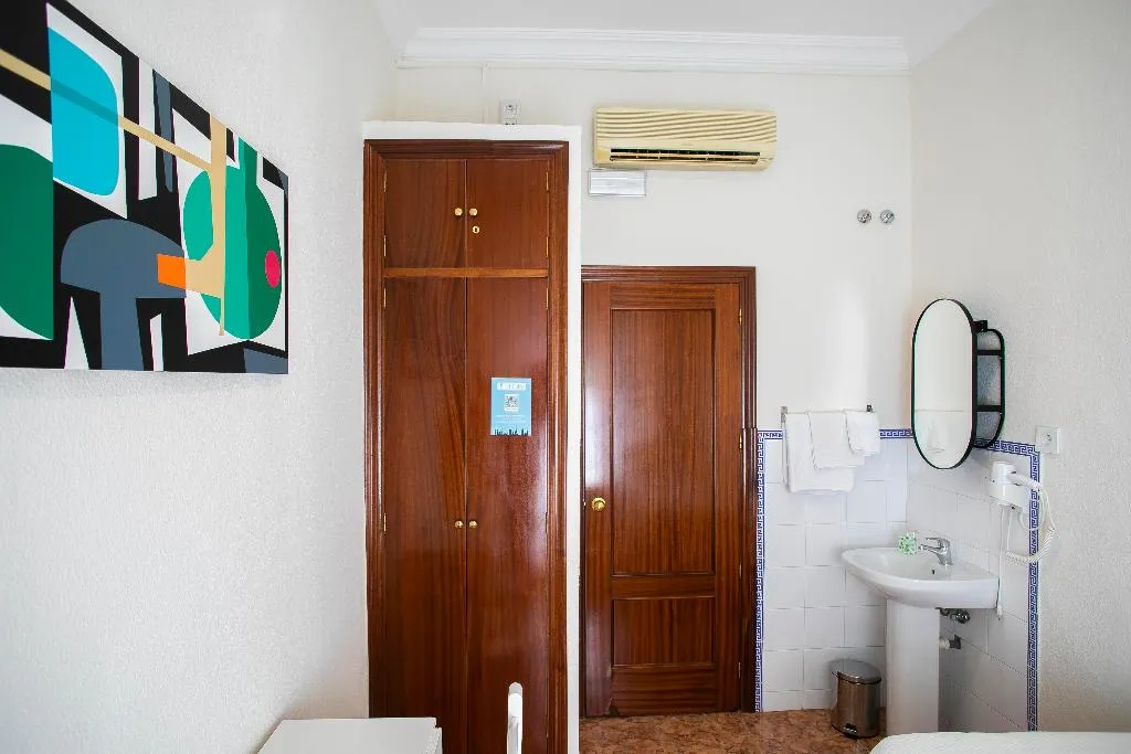 DOUBLE SINGLE USE Shared internal bathroom Room, Pensión dulces sueños, Seville