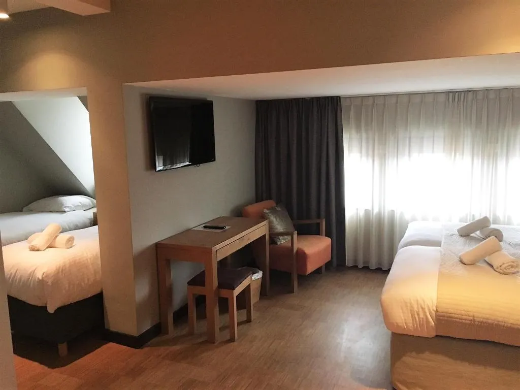 FAMILY ROOM THREE BEDS Room, The Bank Hotel, Amsterdam