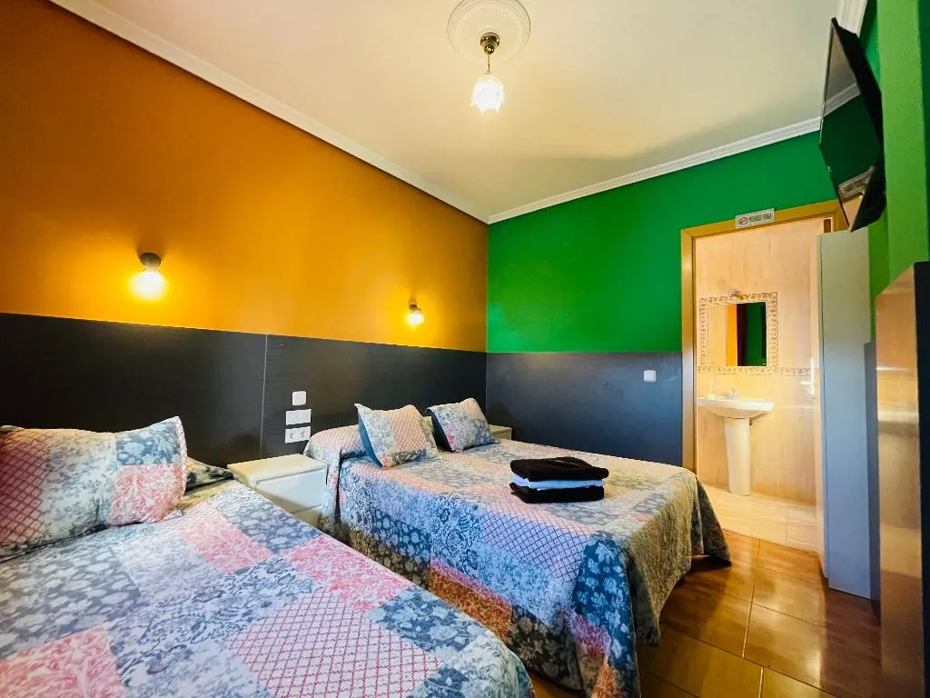 TRIPLE STANDARD Room, Hostal Numancia, Madrid