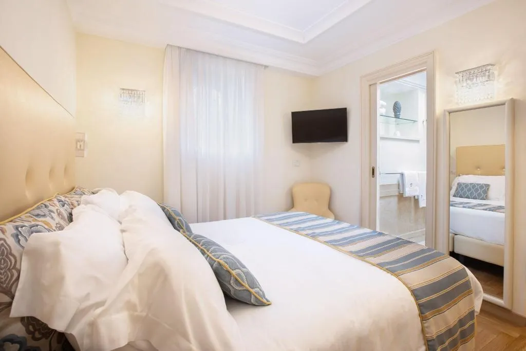 DOUBLE CLASSIC QUEEN BED Room, Palazzo Marziale, Naples