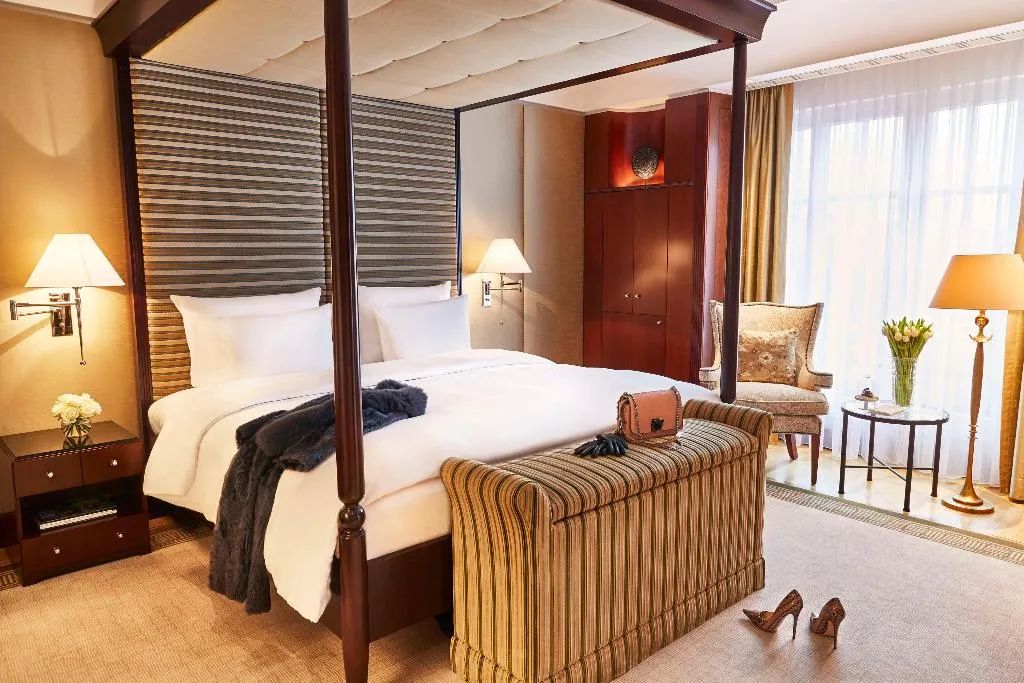 SUITE WITH VIEWS Room, Adlon Kempinski Berlin, Berlin