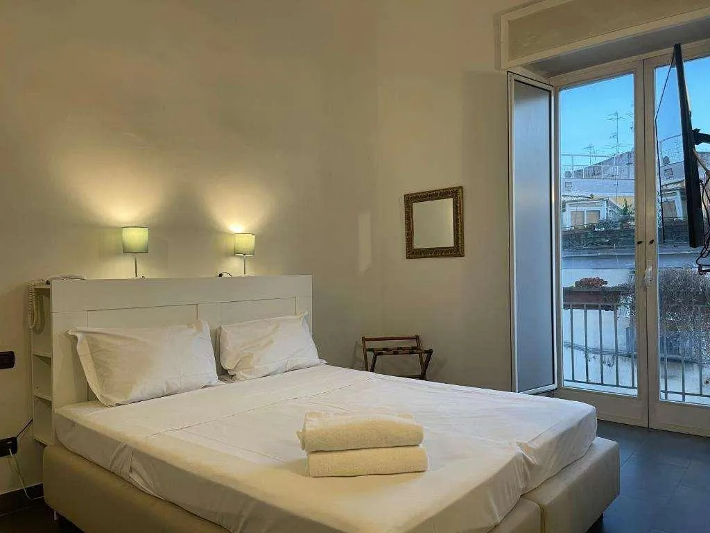 Room, Borbone Di Napoli, Naples
