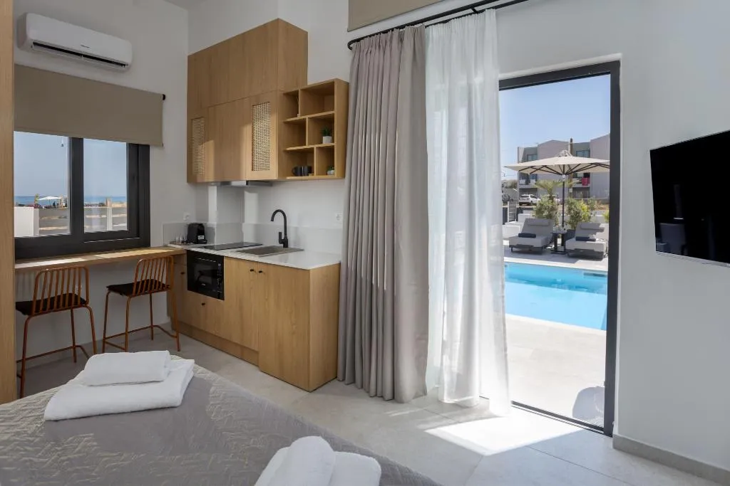 SUITE DELUXE WITH PRIVATE POOL Room, John Mary Apartments Gouves, Crete
