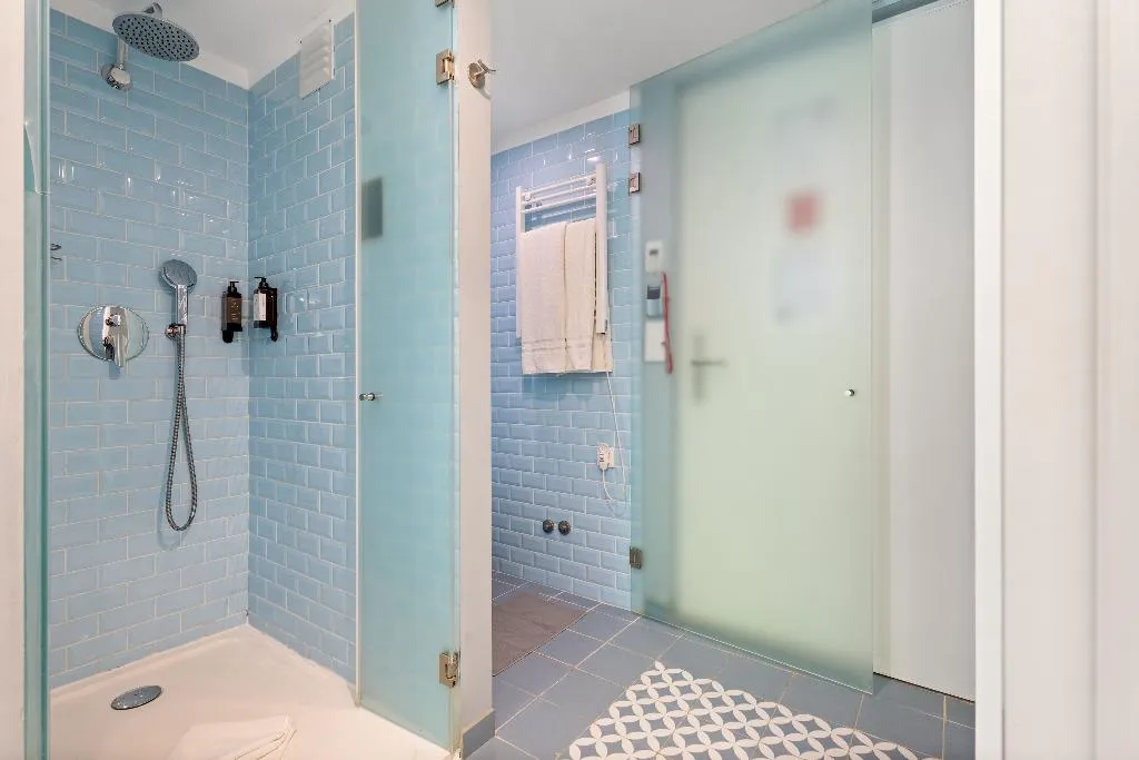 Double or Twin CAPACITY 2 ONE BEDROOM Room, Jardim Da Batalha By Shiadu, Porto
