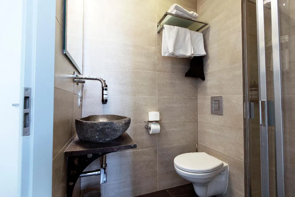 QUADRUPLE STANDARD Room, Quentin England Hotel, Amsterdam
