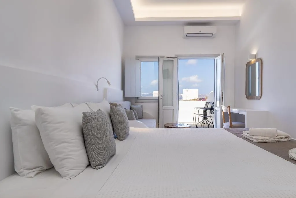 SUITE WITH VIEWS Room, Serenita Luxury Suites, Santorini