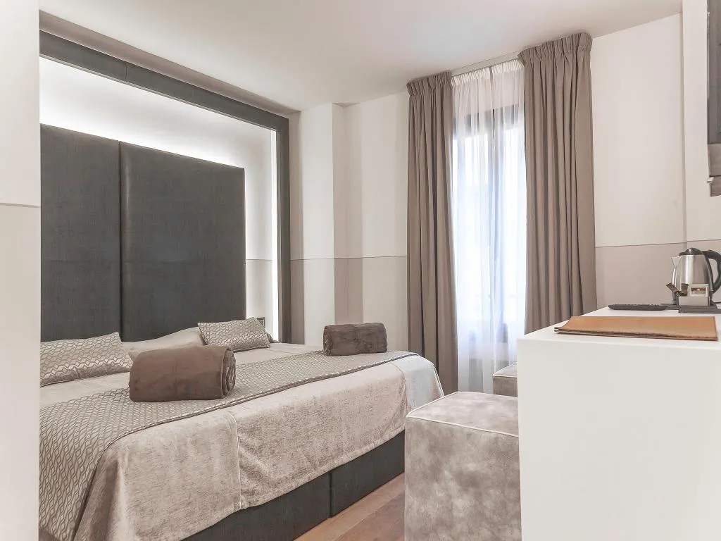 Double or Twin COMFORT Room, Silk Art, Florence