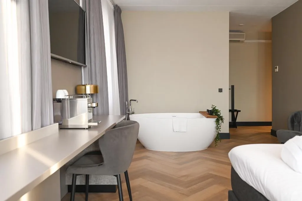 SUITE KING SIZE BED Room, HOTEL ALKMAAR Bar & Restaurant Meeting & Events, Amsterdam