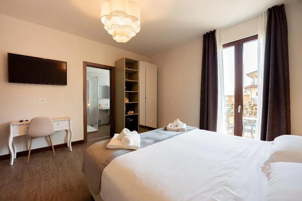 TRIPLE SUPERIOR Room, Hotel Gardenia Sirmione, Milan