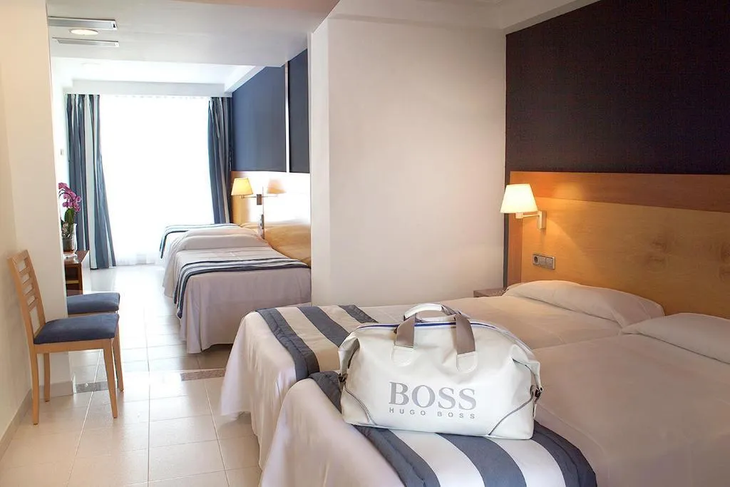 QUADRUPLE WITH BALCONY Room, Els Pins, Costa Brava