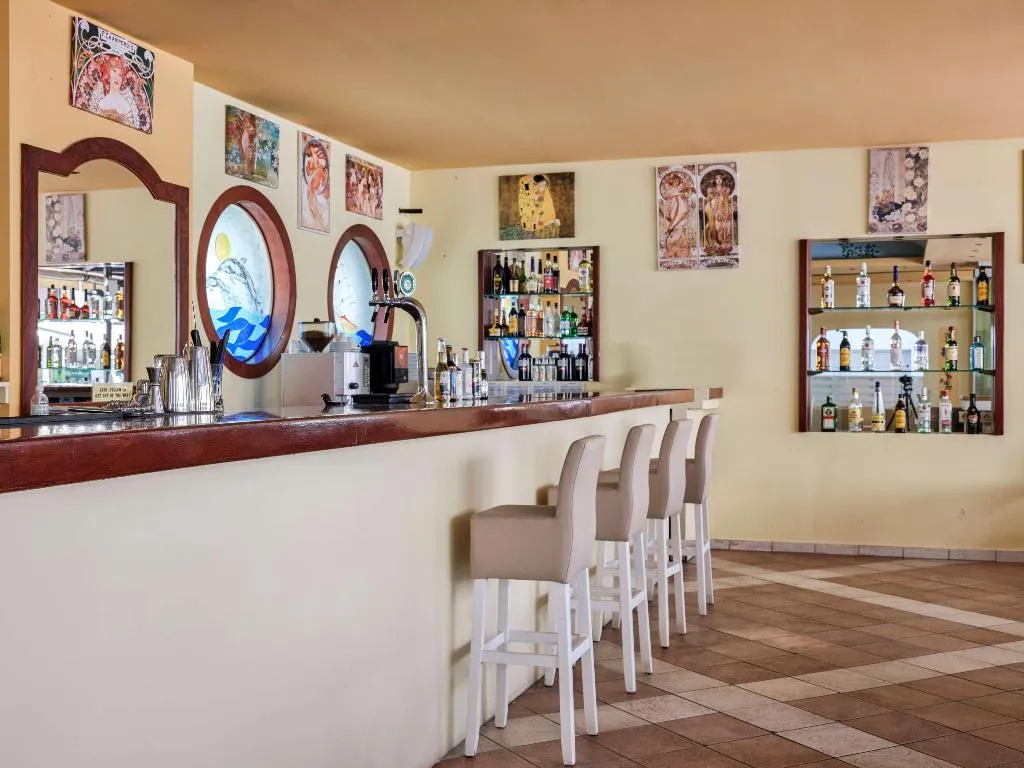 Bar, Pearl, Rhodes