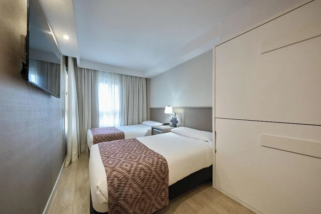FAMILY ROOM CAPACITY 4 Room, Catalonia Park Güell, Barcelona