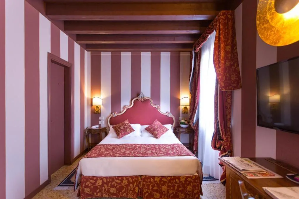 Room, Tiziano, Venice