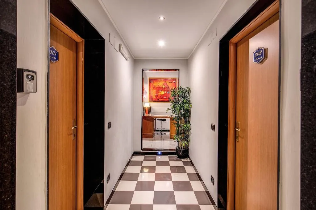 Lobby, Roma Da Noi, Naples