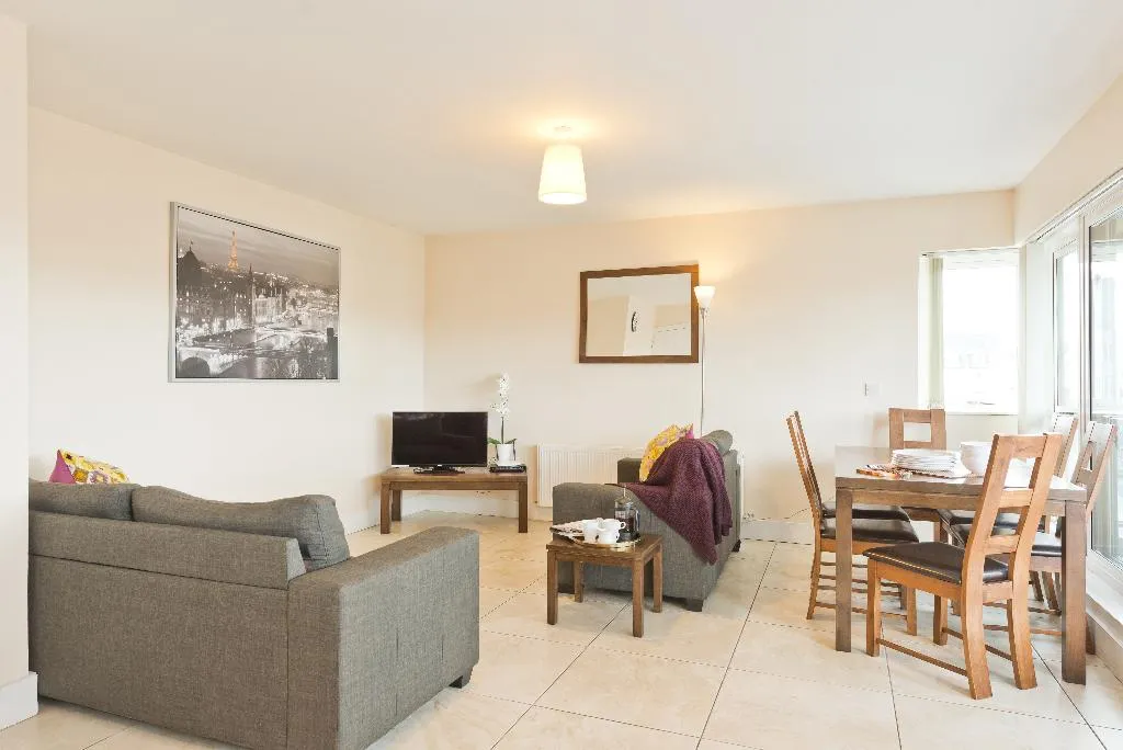 APARTMENT THREE BEDROOMS Room, Pearse Street Suites, Dublin