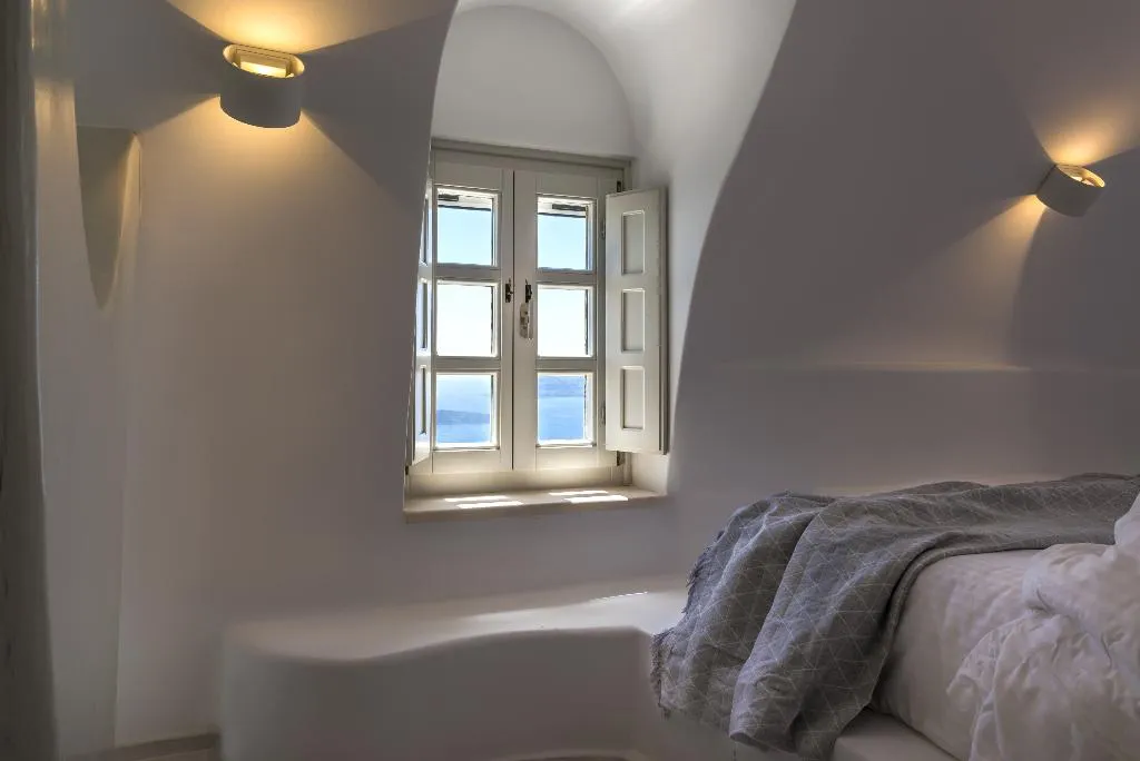 JUNIOR SUITE WITH JACUZZI WITH VIEWS Room, Nefeles Luxury Suites, Santorini