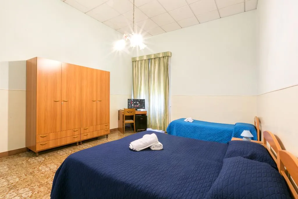 TRIPLE STANDARD Room, Sisters' Hostel, Naples