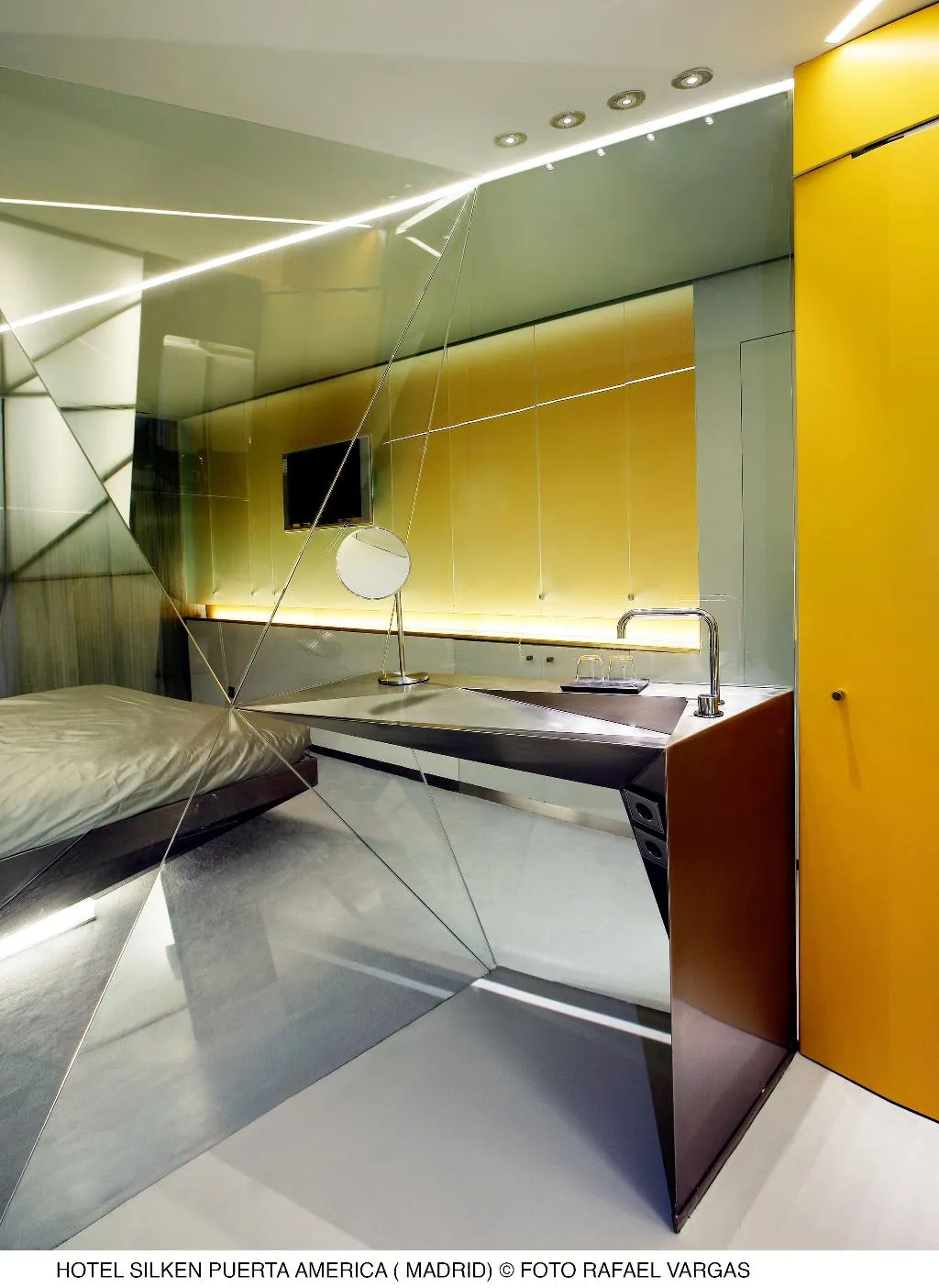 DOUBLE STANDARD Room, Puerta America Madrid, Madrid