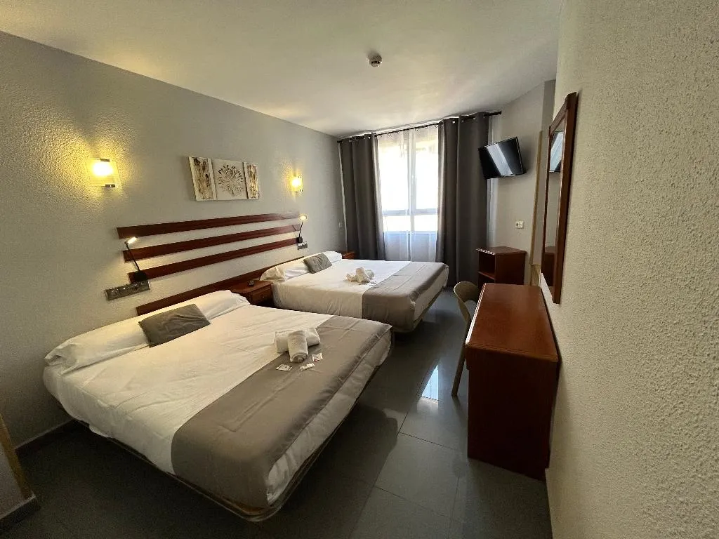 FAMILY ROOM CAPACITY 7 TWO BEDROOMS Room, Valdemoro, Madrid