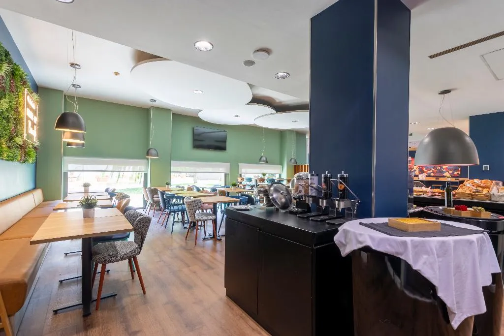 Restaurant, Travelodge Malaga Aeropuerto, Costa Del Sol
