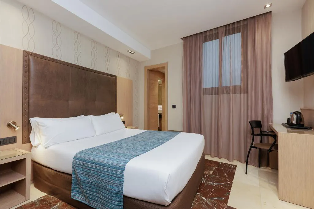 TRIPLE STANDARD Room, Hotel Gotico, Barcelona