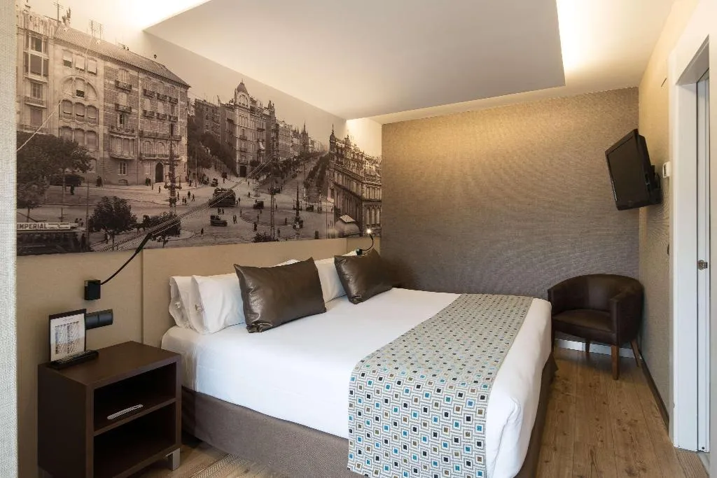 Room, Catalonia Born, Barcelona