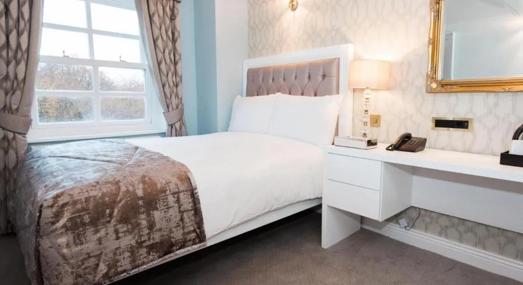 DOUBLE BASIC Room, Staunton's on the Green, Dublin