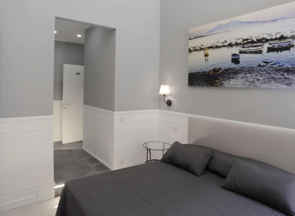 Room, Piazza Bovio 22, Naples