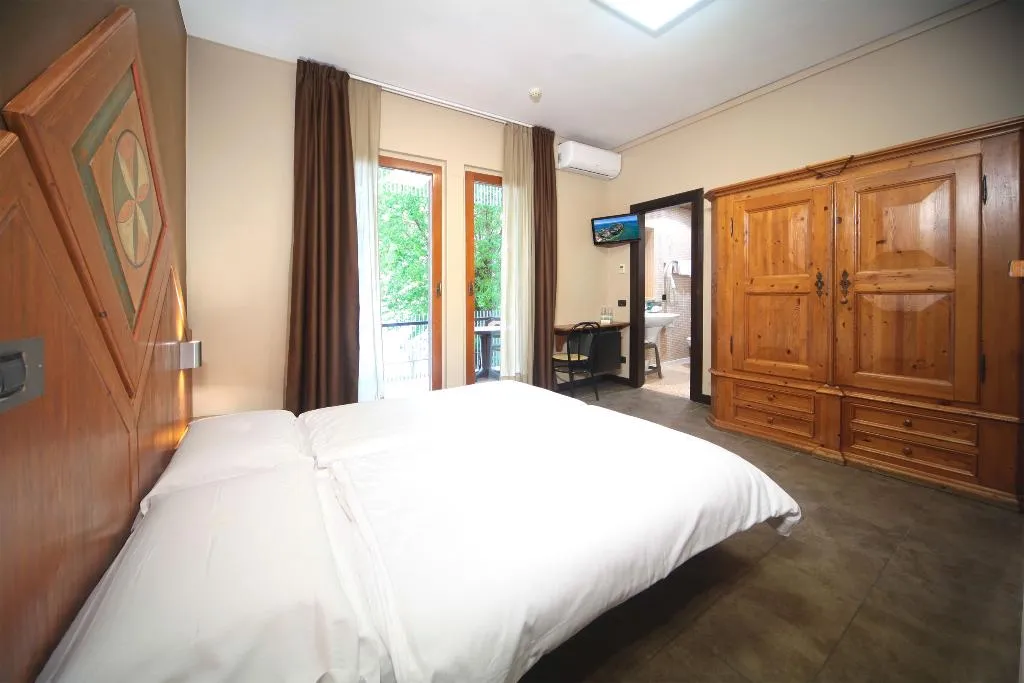 Double or Twin CLASSIC WITH VIEWS Room, Smeraldo apartments, Milan