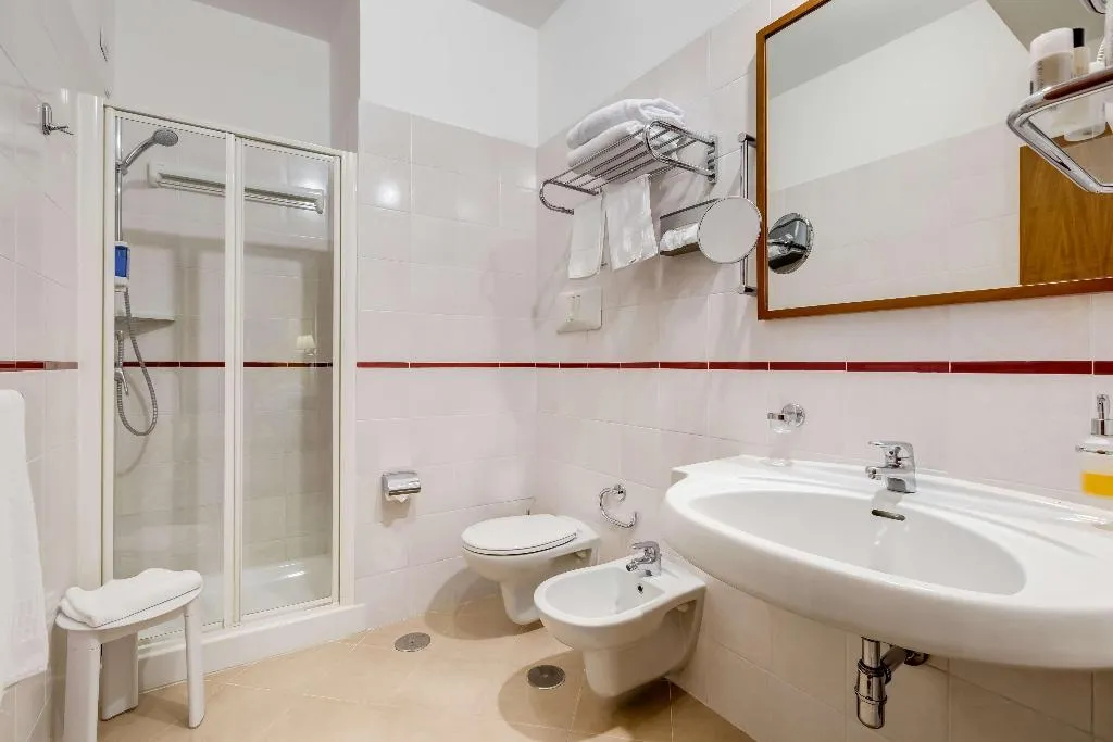 QUADRUPLE QUEEN SIZE BED Room, Best Western Hotel La Solara, Naples
