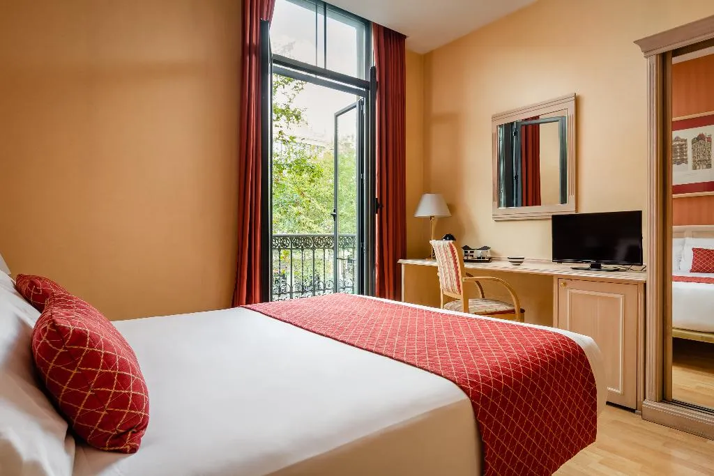 DOUBLE WITH BALCONY Room, Petit Palace Eixample, Barcelona