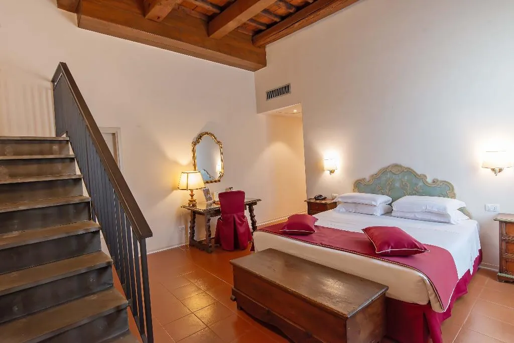 JUNIOR SUITE STANDARD Room, Machiavelli Palace, Florence