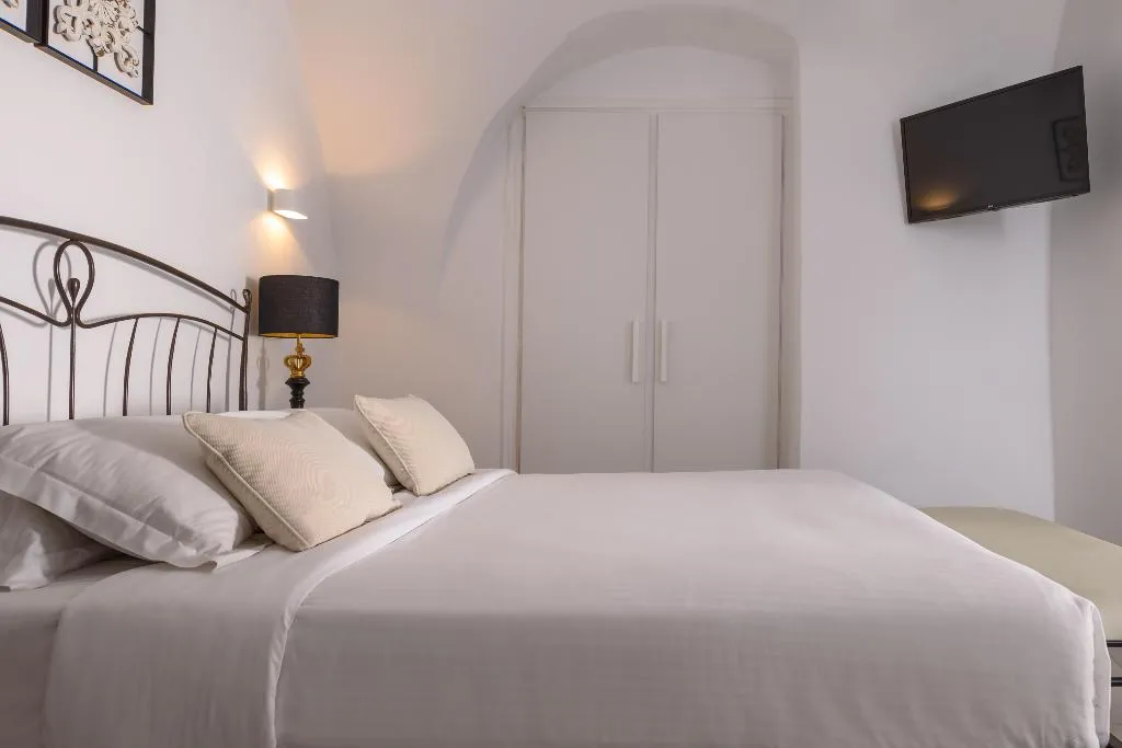 APARTMENT WITH JACUZZI Room, Kamares Apartments, Santorini