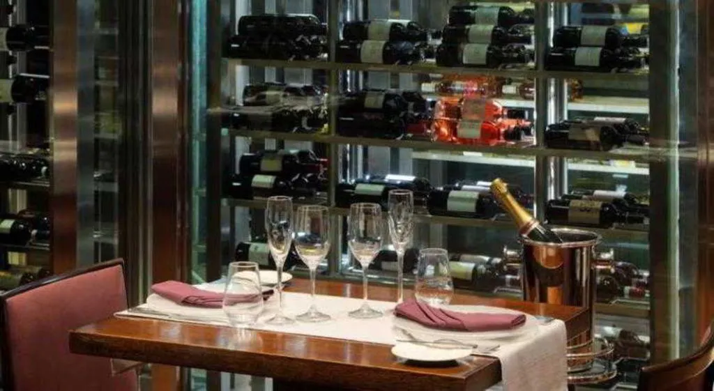 Bar, Radisson Blu Hotel, Dubai Media City, Dubai